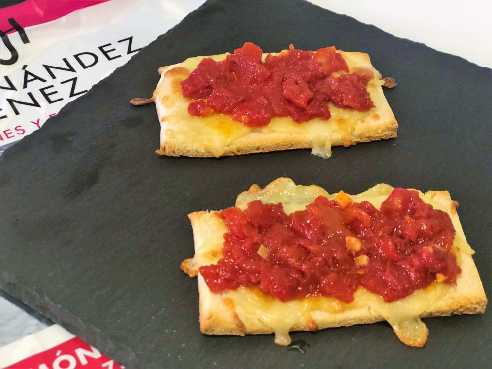 Pan tostado con queso y tomate