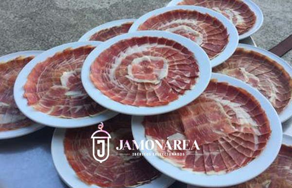 El arte de cortar jamón como un maestro cortador