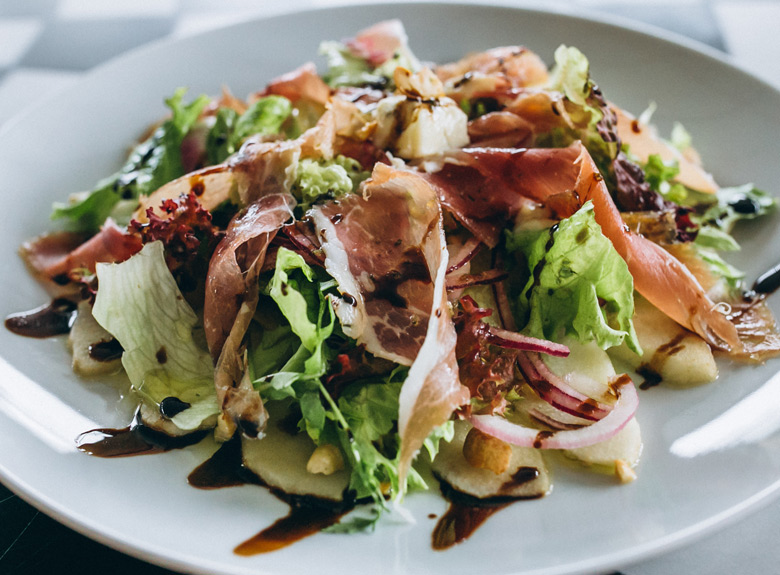 Ensalada de queso, jamón y nueces. Cocina de otoño