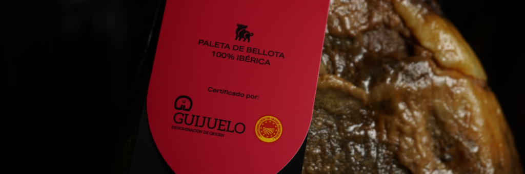 Etiqueta de una paleta de bellota 100 % ibérica con Denominación de Origen Protegida Guijuelo.